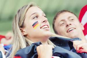 Weiblicher Fußballfan feuert Deutsche Mannschaft an