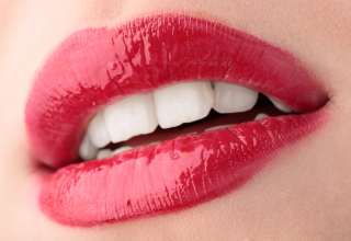 rote Lippen und weiße Zähne einer jungen Frau