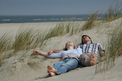 Paar am Strand liegend